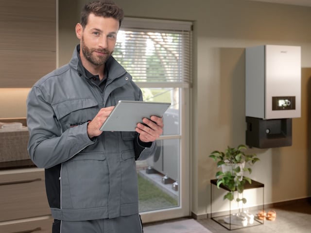 Fachkraft mit Tablet nutzt die Apps von BRÖTJE für Profis