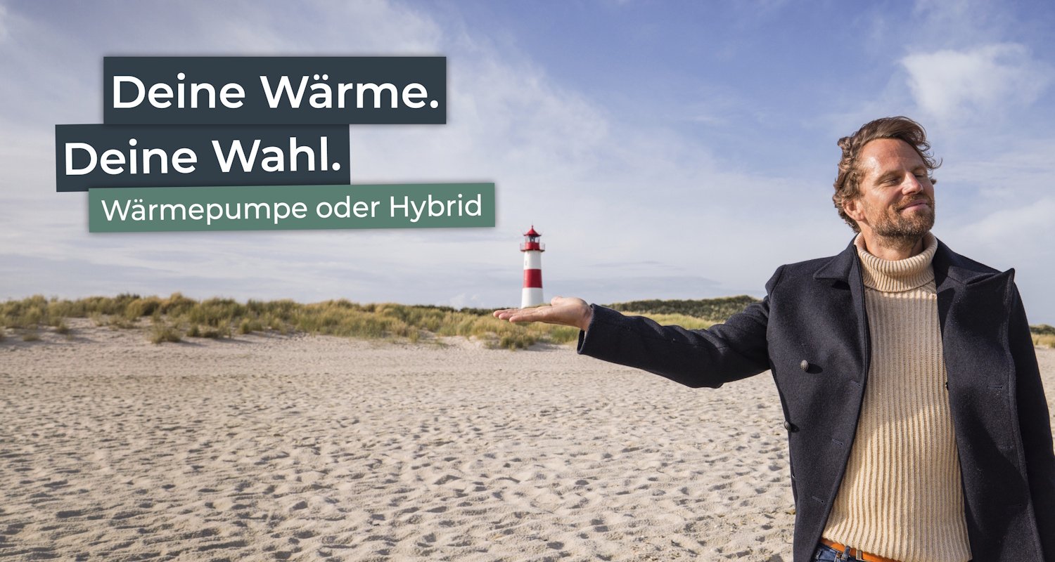 Mann am Strand. Auf dem Bild der Schriftzug "Deine Wärme. Deine Wahl. Wärmepumpe oder Hybrid"