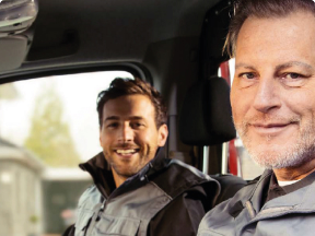 Zwei Techniker im Auto