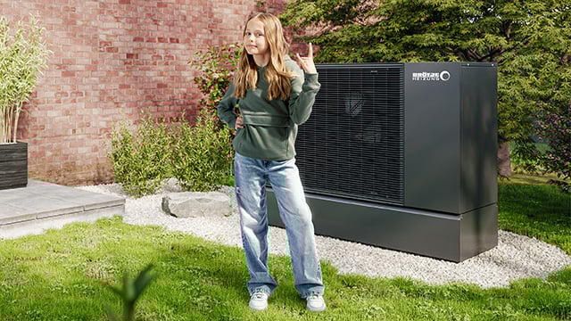 Ein Mann und ein Mädchen präsentieren eine Hybridheizung von Brötje mit Außenpumpe