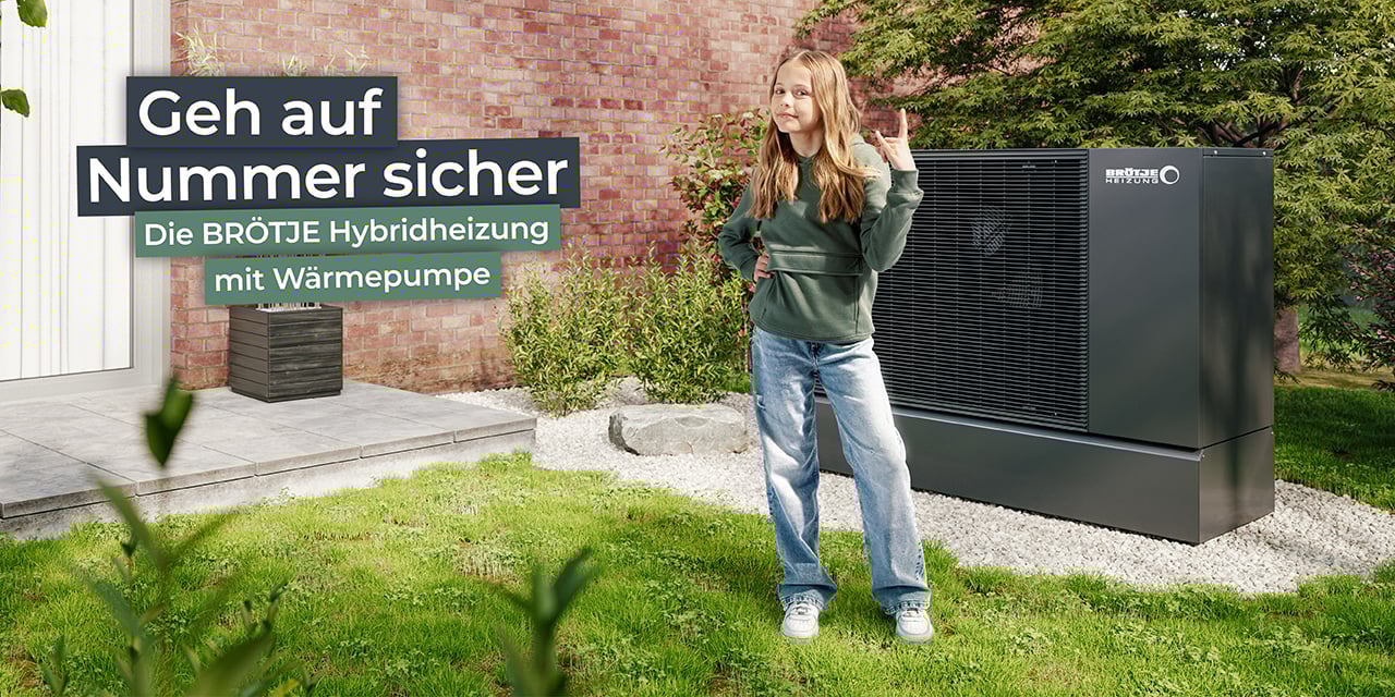 Ein Mädchen präsentiert eine Hybridheizung von BRÖTJE mit Außenpumpe