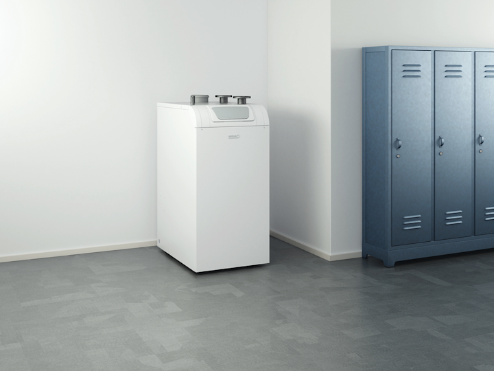 Der Gas-Brennwertkessel SGB von BRÖTJE steht in einem großzügigen, hellen Raum mit Fensterfront.