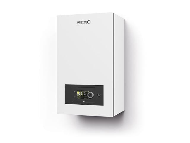 Der Gasbrennwertwandkessel WGB der neuen Generation von BRÖTJE an der Wand eines Hauses, vor der Tür ist eine Wärmepumpe zu sehen