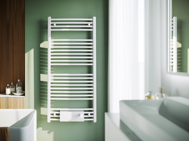 Der weiße Handtuchheizkörper, montiert an der lila Wand im Badezimmer eines Hauses.