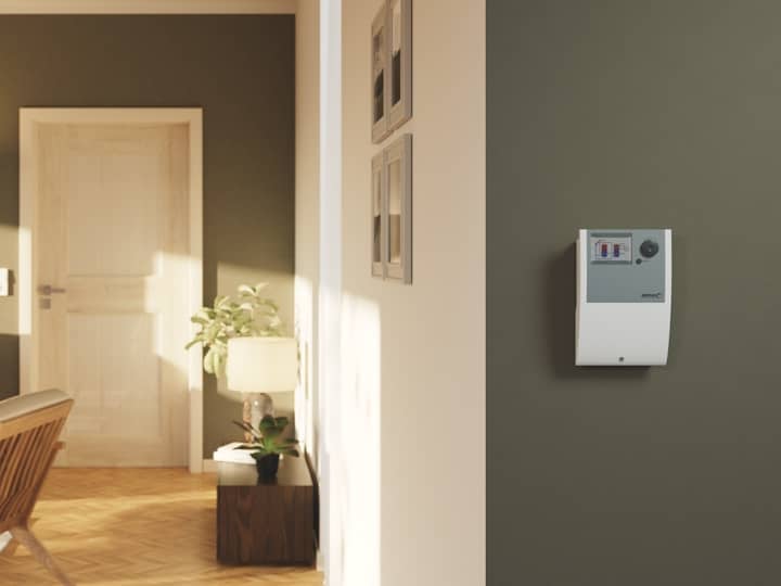 Solarregler GSR von BRÖTJE hängt an der Wand im Wohnzimmer eines Hauses