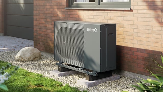 Luft-Wasser-Wärmepumpe BLW Eco 2 von BRÖTJE im Vorgarten vor einer Hauswand