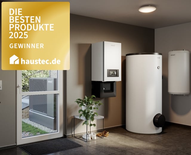 Gas-Brennwerttechnik von BRÖTJE im Hausinneren, davor die Luft-Wasser-Wärmepumpe BLW Mono von BRÖTJE