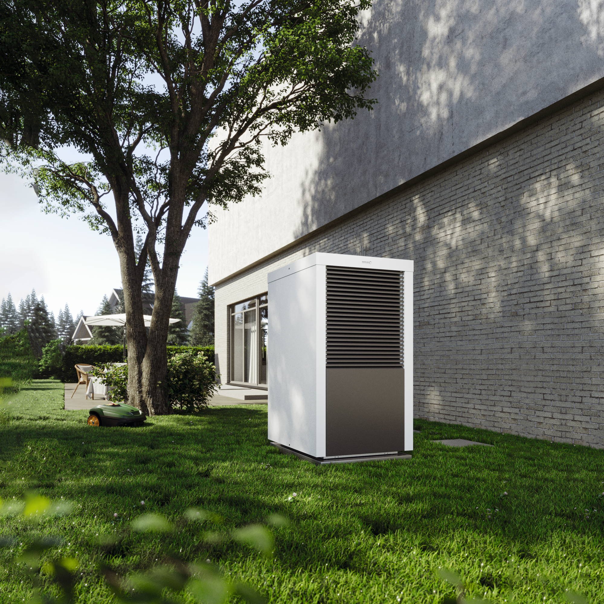 Die Wärmepumpe BLW NEO im Garten neben einer Grauen Ziegelwand