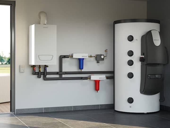 Ein Wasseraufbereitungsgerät in weiß/grau, aufgestellt im Technikraum eines Hauses mit Blick in den Garten.