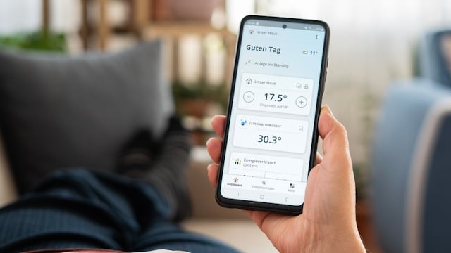 Mann nutzt die Home Komfort App von BRÖTJE