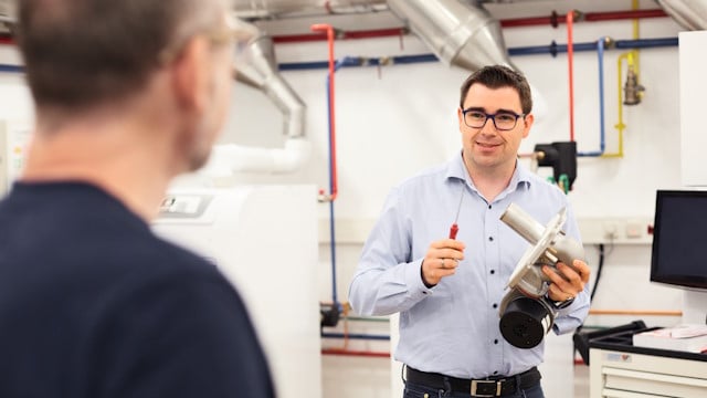 BRÖTJE Mitarbeiter gibt Antworten auf Fragen zu Wärmepumpen