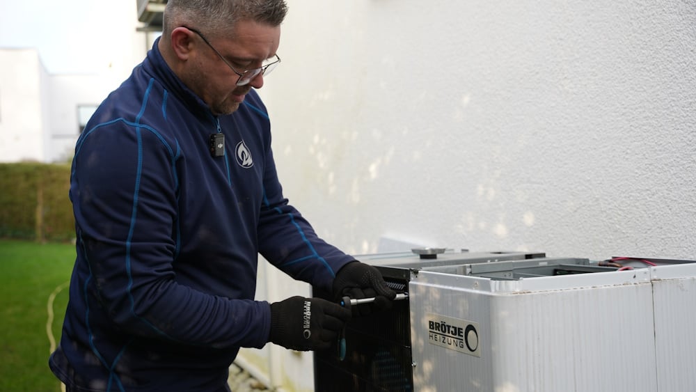 Fachmann wartet eine BRÖTJE Wärmepumpe