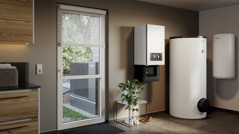 Ein Raum mit Gas-Brennwertgerät und Warmwasserspeicher, draußen vor der Tür steht eine Wärmepumpe