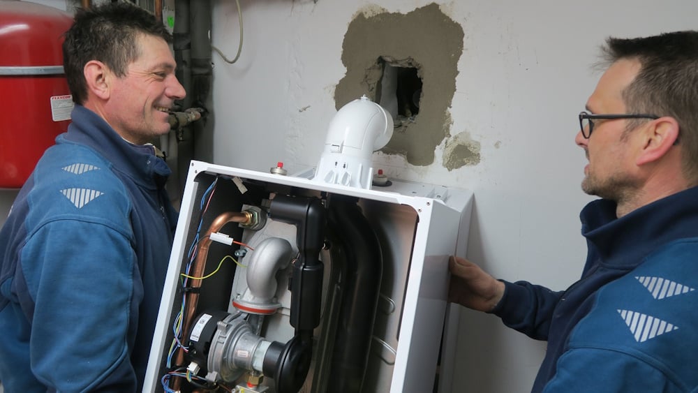 Handwerker beim Austausch einer Heizungsanlage