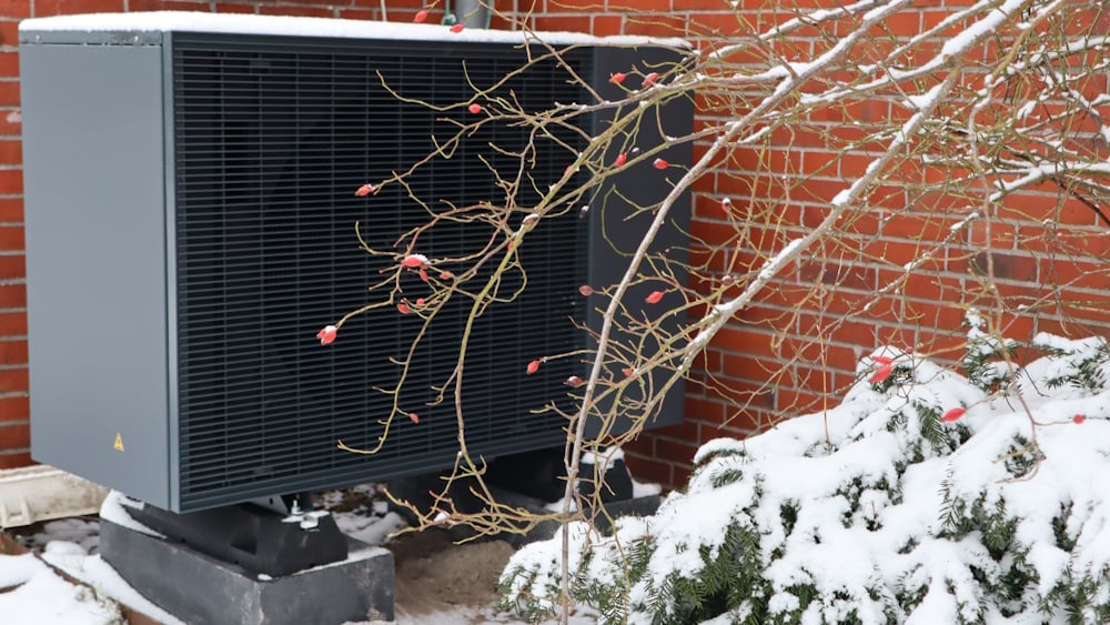 Wärmepumpe vor einem Bestandsgebäude