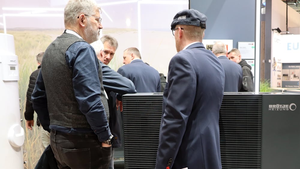 Kaufinteressenten informieren sich über Wärmepumpen von BRÖTJE