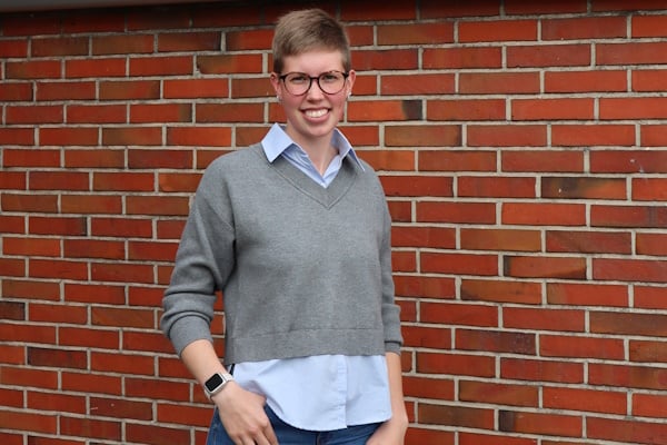 Jana Hots vor dem BRÖTJE Standort in Rastede beim Interview für den BRÖTJE Blog