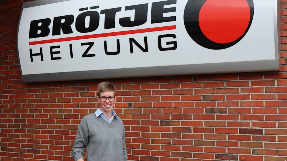Jana Hots vor dem BRÖTJE Standort in Rastede beim Interview für den BRÖTJE Blog