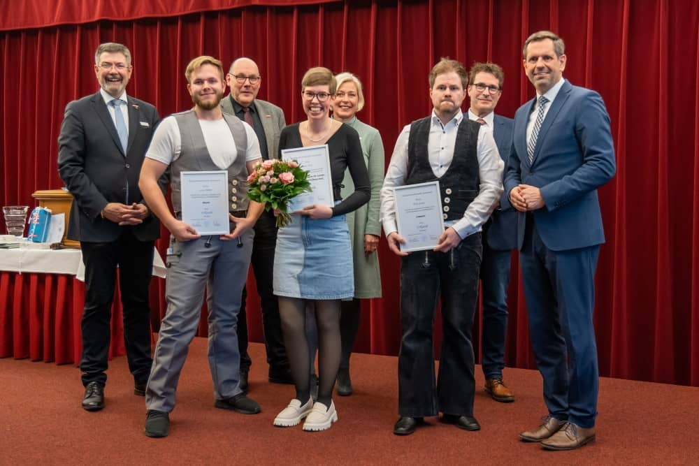 Jana Hots mit anderen SHK-Systemmechanikern