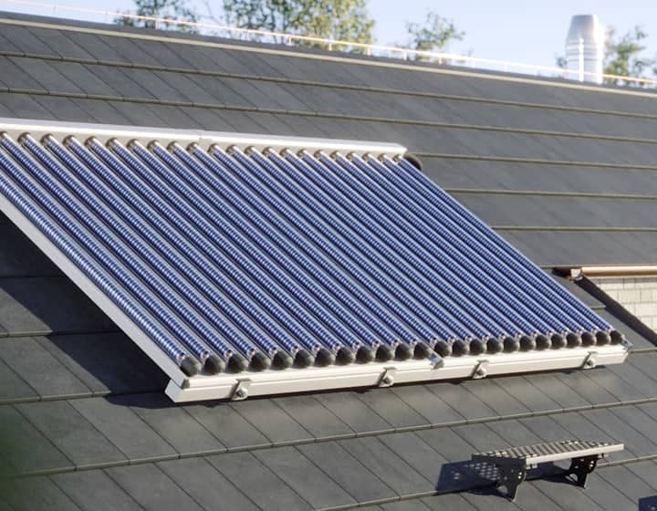 BRÖTJE solarheizung auf einem Dach mit dunkelgrauen Dachziegeln