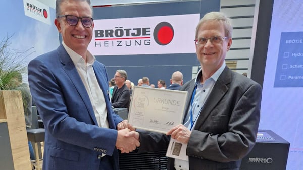 Übergabe des SHK Awards 2025 auf der Messe von Herrn Lauster an Herrn Kafaar