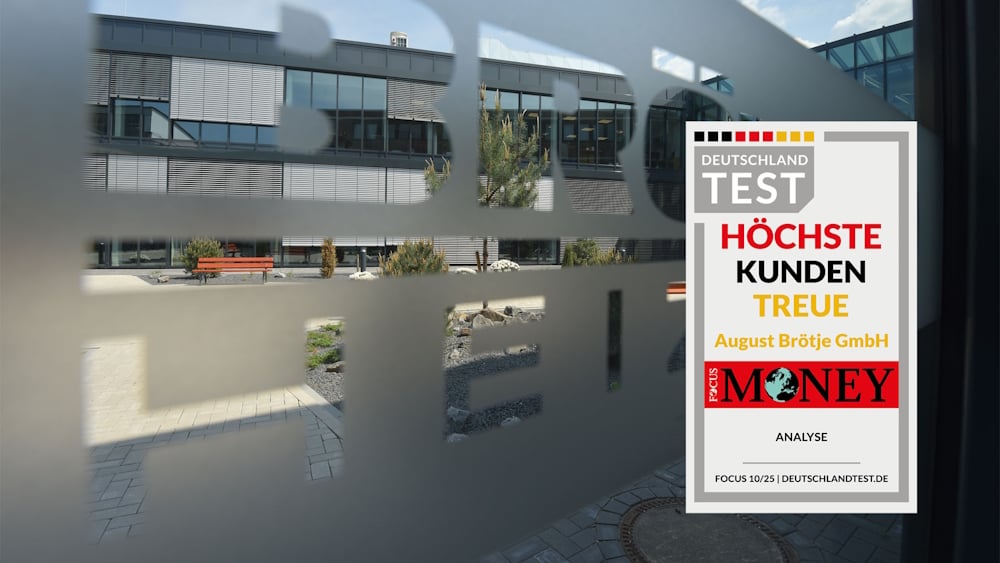 Das Siegel "Höchste Kundentreue" vor einem BRÖTJE Schriftzug auf Glas