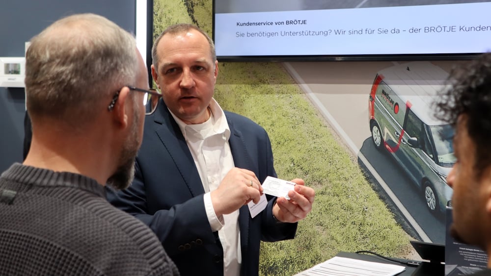 BRÖTJE Wärmepumpen-Experte Sven Bohnke im Beratungsgespräch