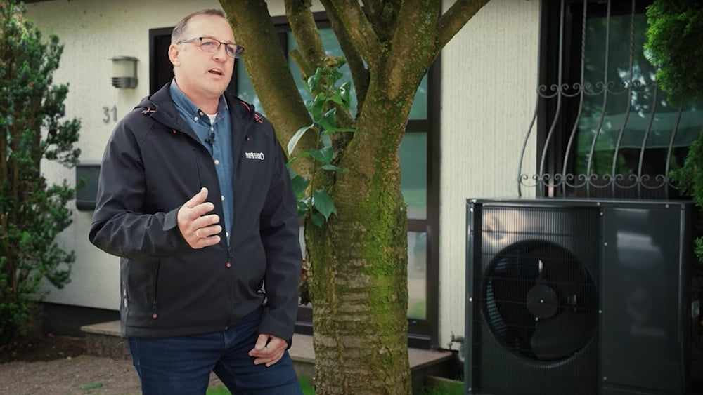 BRÖTJE Referenz: Mitarbeiter erläutert Erneuerung von Ölheizung und Ergänzung um Wärmepumpe