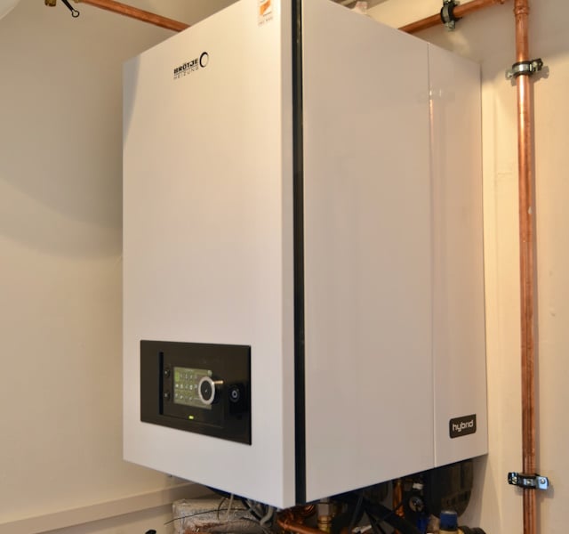 BRÖTJE Referenz: Hybridheizung im Einfamilienhaus - Wärmepumpe plus Gas-Brennwertgerät verbunden durch das Kit 65