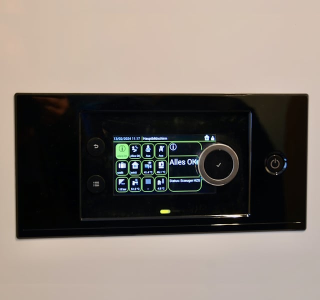 BRÖTJE Referenz: Hybridheizung im Einfamilienhaus - Wärmepumpe plus Gas-Brennwertgerät verbunden durch das Kit 65