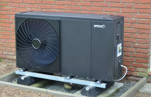 BRÖTJE Referenz: Hybridheizung im Einfamilienhaus - Wärmepumpe plus Gas-Brennwertgerät verbunden durch das Kit 65