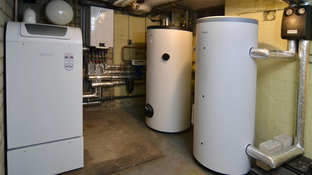 BRÖTJE Referenz: Hybridheizung mit Wärmepumpe und Öl-Brennwertkessel in einem Zweifamilienhaus in Kamen