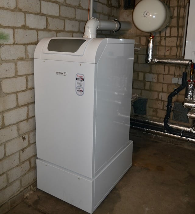BRÖTJE Referenz: Hybridheizung mit Wärmepumpe und Öl-Brennwertkessel in einem Zweifamilienhaus in Kamen