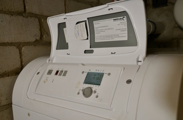 BRÖTJE Referenz: Hybridheizung mit Wärmepumpe und Öl-Brennwertkessel in einem Zweifamilienhaus in Kamen
