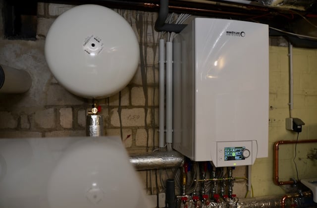 BRÖTJE Referenz: Hybridheizung mit Wärmepumpe und Öl-Brennwertkessel in einem Zweifamilienhaus in Kamen