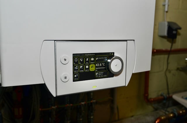 BRÖTJE Referenz: Hybridheizung mit Wärmepumpe und Öl-Brennwertkessel in einem Zweifamilienhaus in Kamen