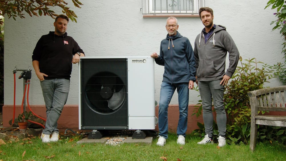 BRÖTJE Mitarbeiter mit der Luft-Wasser-Wärmepumpe vom Typ BLW Mono-P