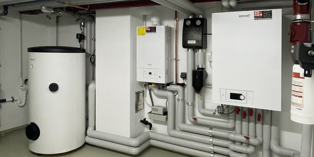 Trinkwasserspeicher EAS, Gas-Brennwerttherme WLS 24, Pumpengruppe, Luft-Wasser-Wärmepumpe BLW Mono-P 11 mit 40-l-Trennpuffer