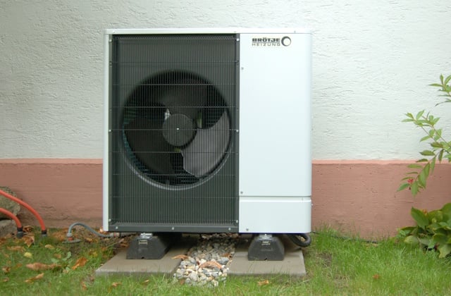 Luft-Wasser-Wärmepumpe BLW Mono-P 11 auf Sockel