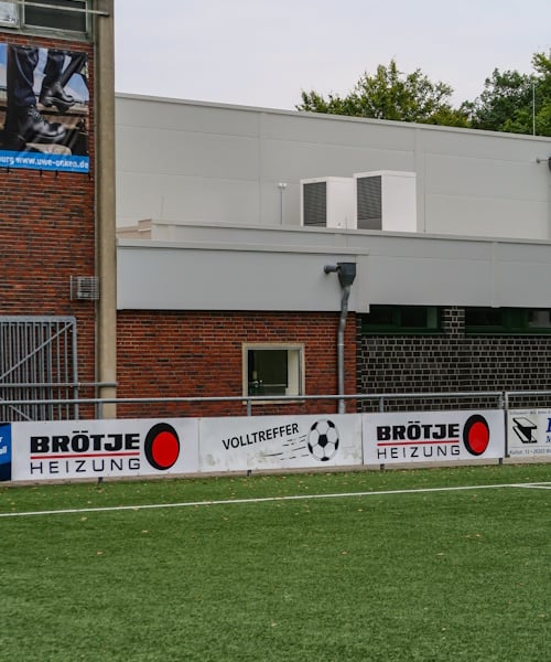 Spielfeld des VfL Oldenburg mit BRÖTJE Bandenwerbung