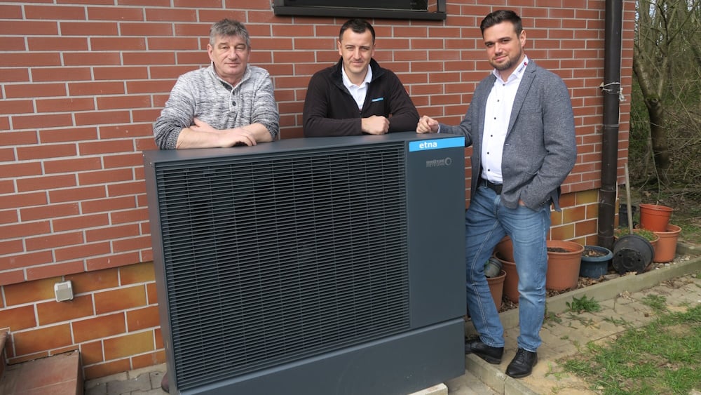 Zufriedene Gesichter: Auftraggeber Miroslaw Wilk, Projektleiter Dimitri Bruch und Ivan Kessler, BRÖTJE Technischer Außendienst bei der Linss GmbH.