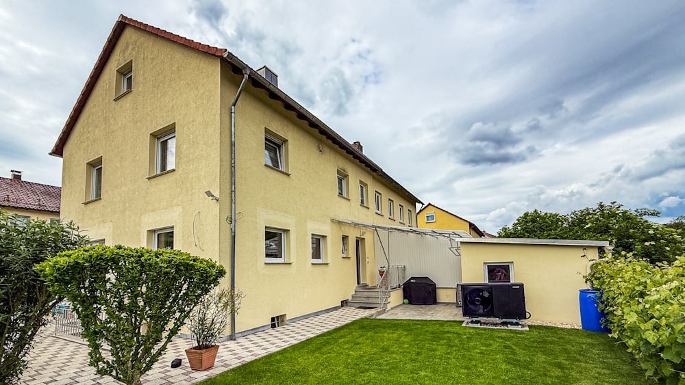 Mehrfamilienhaus mit Wärmepumpe im Garten