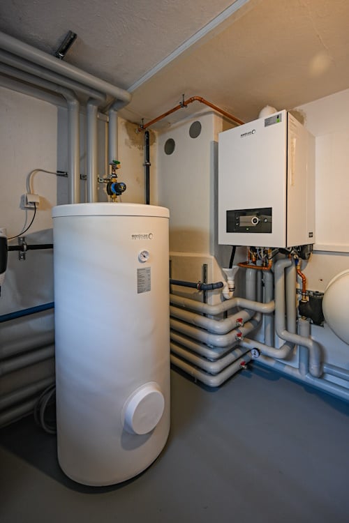 Heizungskeller mit Pufferspeicher, Gas-Brennwertkessel WGB, dem Kit 65 und der Hybridregelung