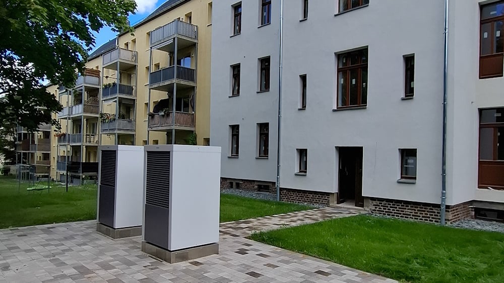 Zwei Luft-Wasser-Wärmepumpen von BRÖTJE vom Typ BLW NEO 18 vor dem Gründerzeitbau