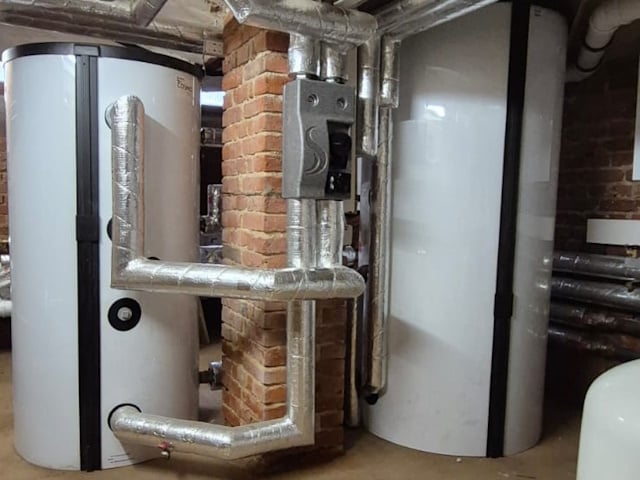 Ein 500-Liter-Heizpuffer und ein 850-Liter-Trinkwasserspeicher 