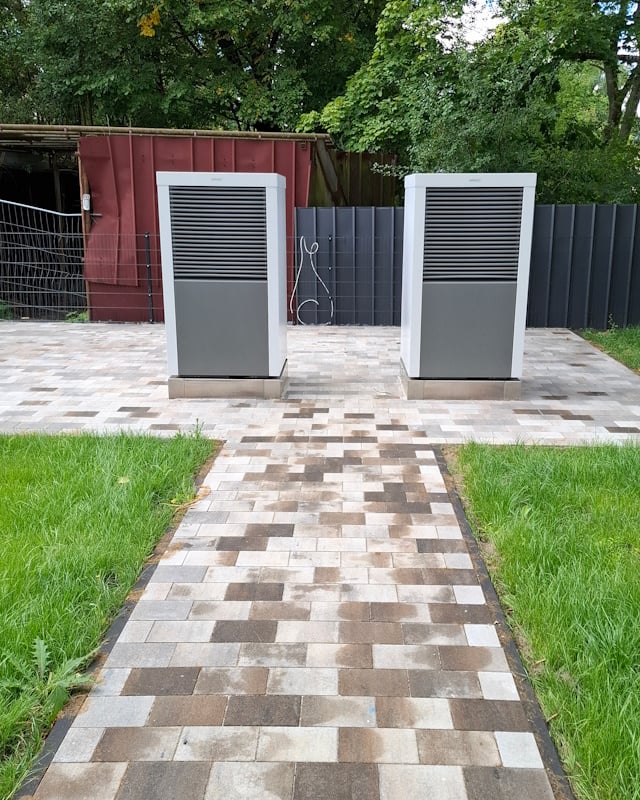 Zwei Luft-Wasser-Wärmepumpen vom Typ BLW NEO 18 