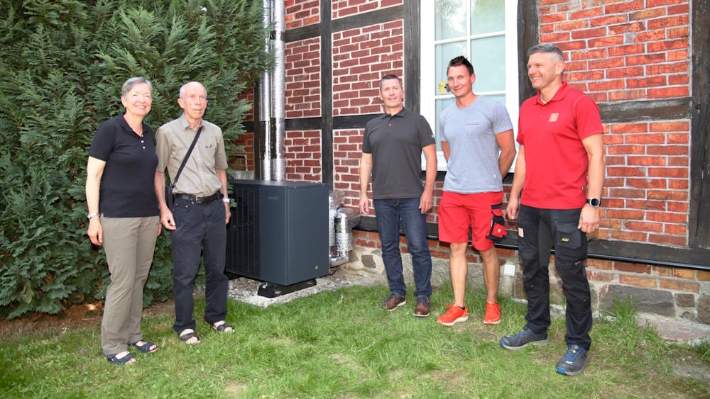 Brötje Team, Fachhandwerker und Familie vor Mono Wärmepumpe