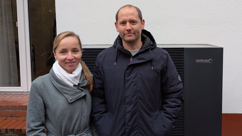 Hauseigentümer Annette und Daniel mit ihrer neuen Wärmepumpe