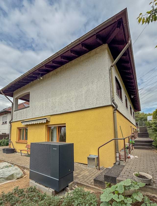 Luft-Wasser-Wärmepumpe vor dem Haus in Würzburg