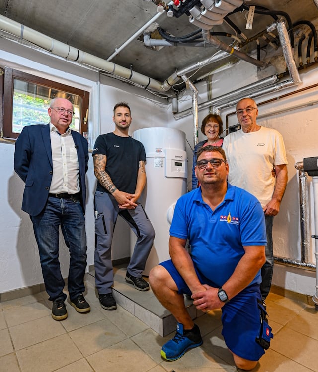 Handwerker und Hauseigentümer sind zufrieden mit dem Wärmepumpeneinbau